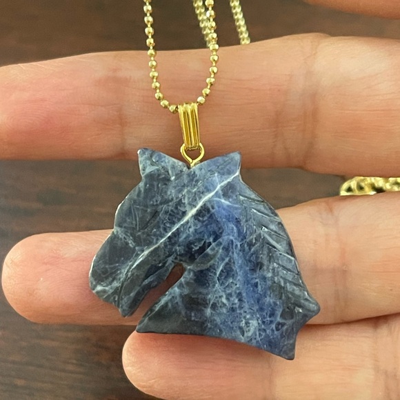 Carved natural sodalite horse pendant & 18K gold plated chain - Picture 3 of 8